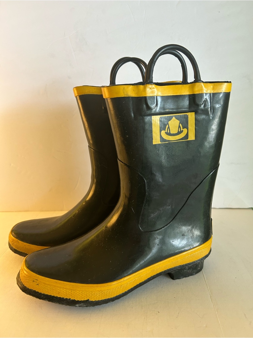 Storm Chief Black and Yellow Rain Boots Pull Handles men’s size 6 women’s size 8